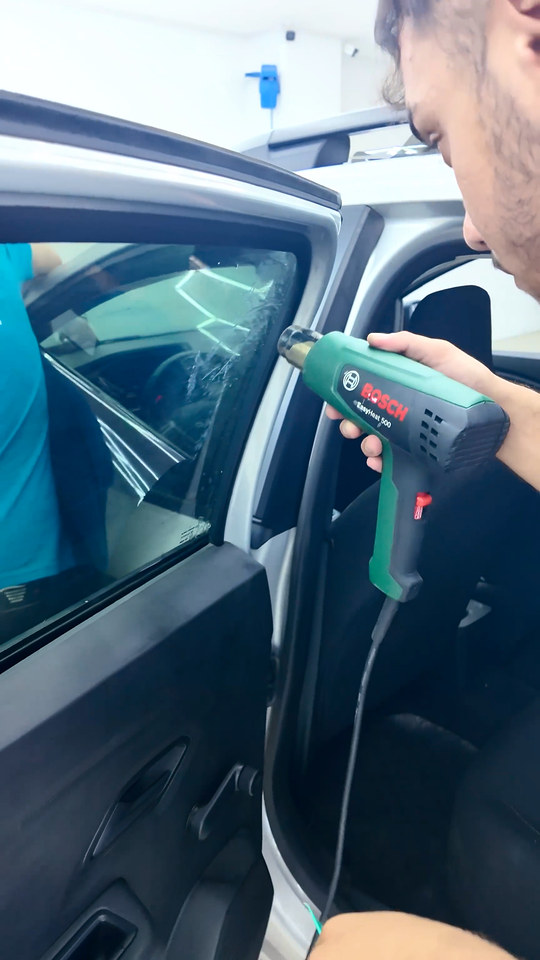 Bowax Academy cam filmi dersinde bagaj camını içeriden lambayla kontrol ediyor, kapı camlarına filmi ısıyla şekillendirerek uyguluyoruz.