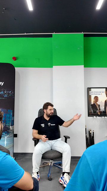 Gün boyu göçüklü araç arandığı bir boyasız göçük düzeltme videosunun kamera arkası hikâyesini Bowax kurucusu Lokman İn mizahla anlatıyor.