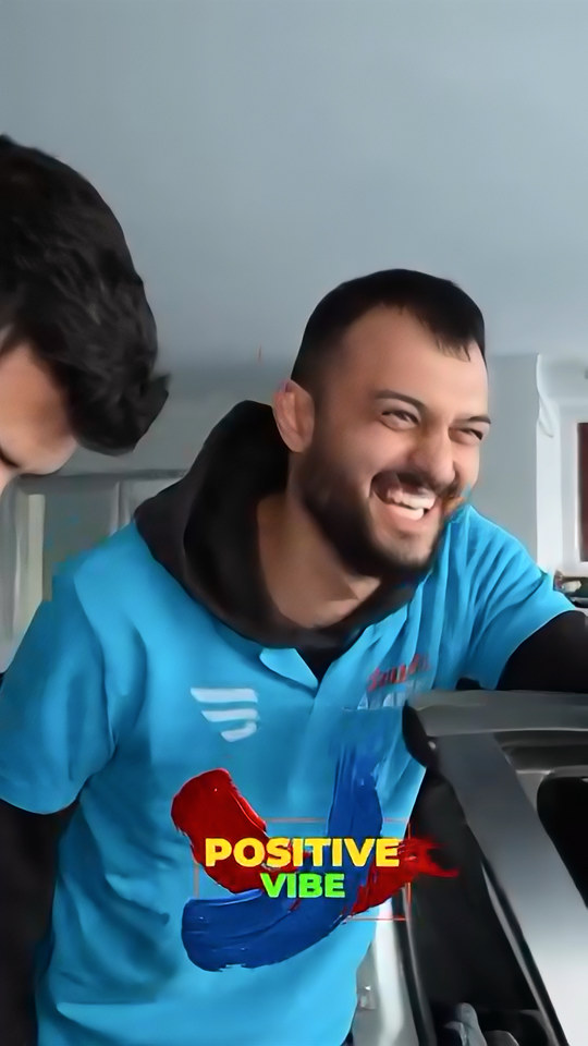 Uygulama dersleri arasında yaşanan eğlenceli anlardan bir kurgu; kursiyerlerimiz gerçek araçlar üzerinde çalışırken birlikte öğrenmenin keyfini de yaşıyor.