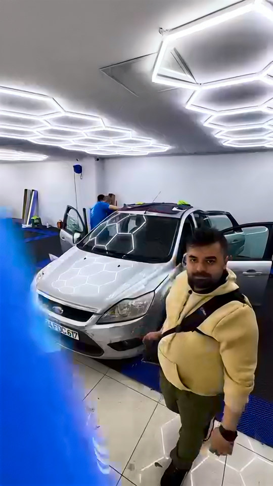 Bowax Academy atölyesinde kursiyerlerimiz araçların başında çalışırken çekim ekibi de eksik olmuyor; bir uygulama gününden kamera arkası görüntüler.