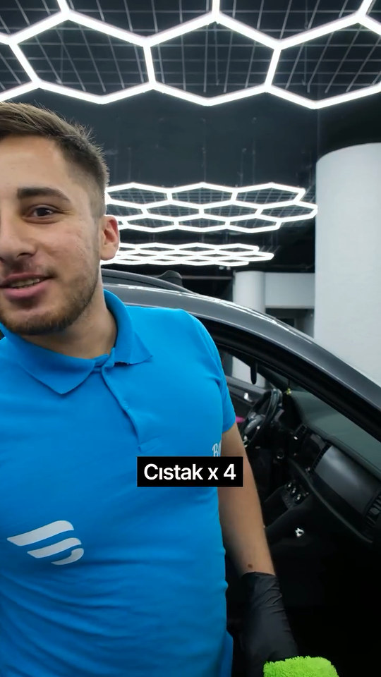 Bowax Academy atölyesinde çalışan kursiyerlerimize o anki modlarına göre hangi şarkının çalmasını istediklerini sorduk; cevaplar eğlenceli.