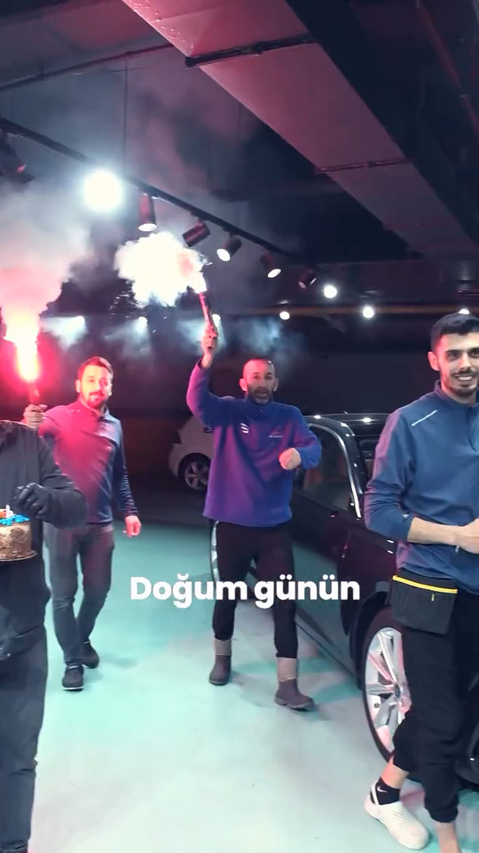 Bowax Academy'de eğitim haftasında bir kursiyerimize atölyede sürpriz doğum günü kutlaması yaptık; ekibimiz araya düğün şakaları da kattı.
