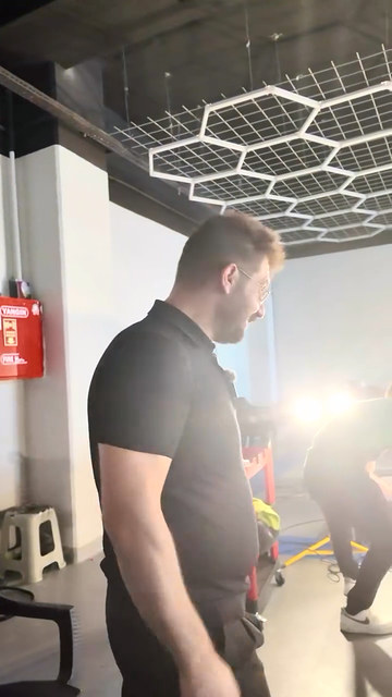 Polisaja kulaklıkla odaklanan bir kursiyerimizin etrafını duymadığı eğlenceli bir an; Bowax kurucusu Lokman İn bunun beklenen performans olduğunu söylüyor.