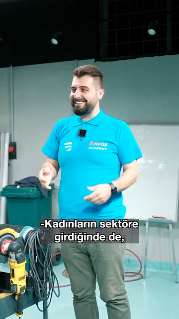 Bowax kurucusu Lokman İn, parlattıkça araçta kendi yansımasına bakan bir kadın kursiyerimizle takılıyor; pasta cila eğitiminden eğlenceli bir an.