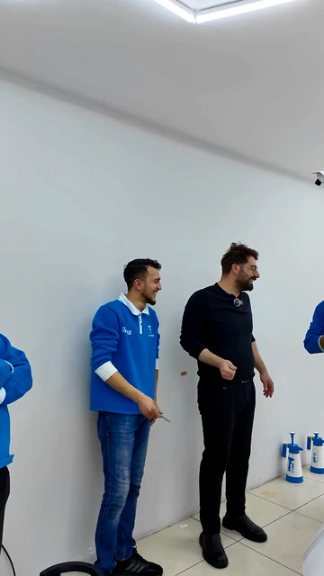 PPF eğitiminde kursiyerlerimiz arka tampon ve bagaj kenarı gibi zor bölgelere film uyguluyor; filmin zorlandığı yerlerde buhardan destek alıyorlar.