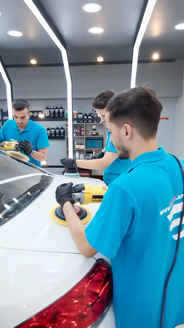 Kursiyerlerimize eğitim kıyafetlerini veriyor, polisaj makinelerini ve ürünleri tanıtıyor, ardından araç üzerinde makineyle uygulamaya geçiyoruz.