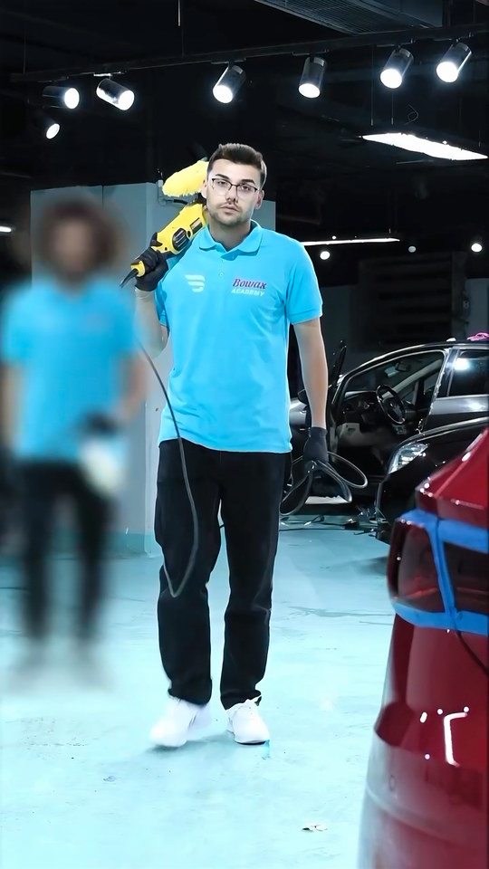 Eğitim haftasındaki kursiyerlerimizi polisaj makinesi, köpük tabancası ve film rulosu gibi kullandıkları ekipmanlarla tek tek tanıtan kısa bir video.