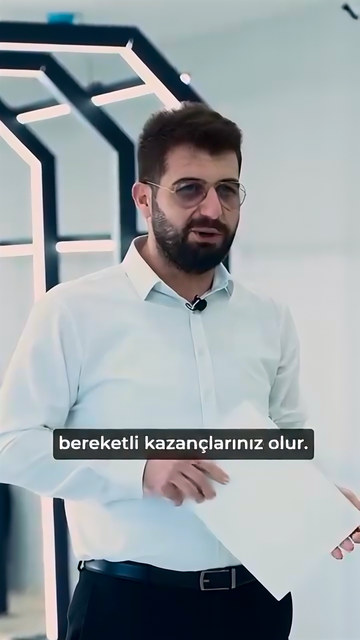 Sertifika töreninde kursiyerlerimiz belgelerini Lokman İn'den alıyor; tören dükkânlarına dair iyi dilekler ve 'hayırlı uğurlu olsun' sözleriyle geçiyor.
