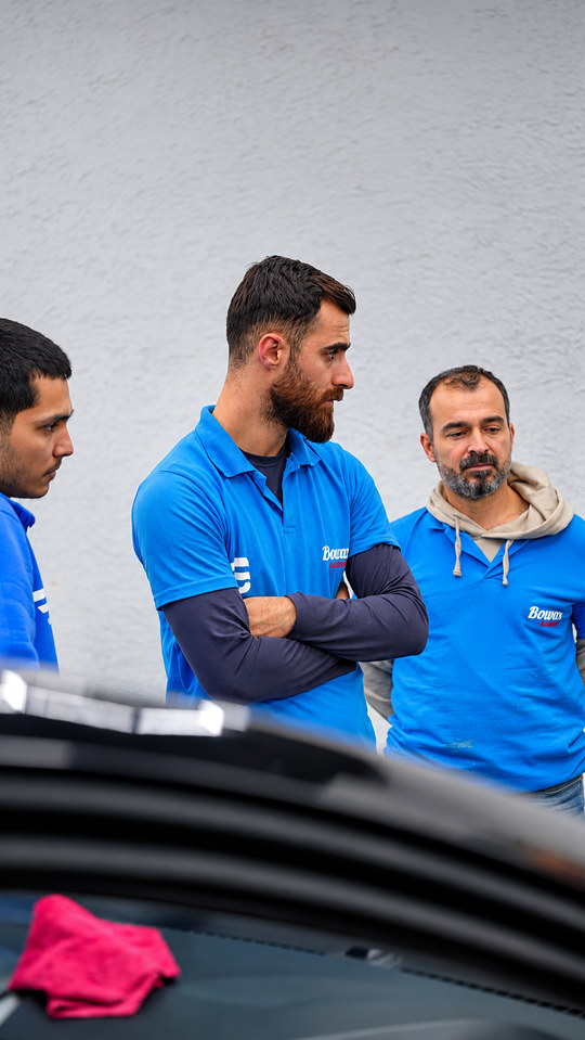 Oto detailing atölyemizde kursiyerlerimiz, üzerinde çalıştıkları aracın başında bir arada.