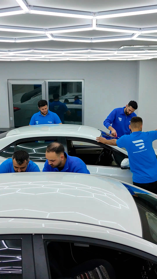 Uygulama salonumuzda iki araçta aynı anda çalışıyoruz; oto detailing eğitimini kursiyerlerimizle gerçek araçlar üzerinde yapıyoruz.