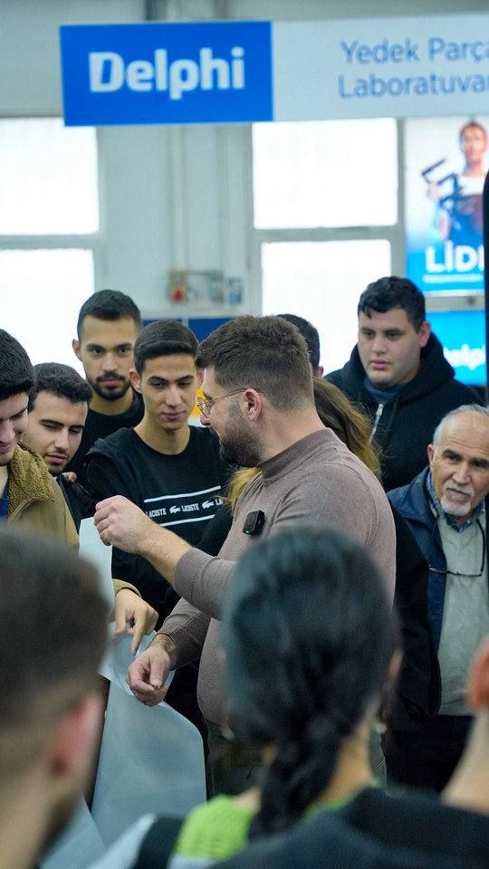 PPF kaplamada kullanılan filmden bir parçayı Ege Üniversitesi öğrencilerine gösterip özelliklerini anlattık.