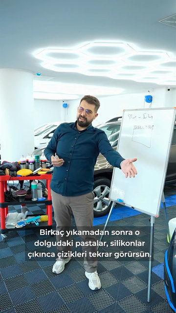 Tahtada iki pasta türünün farkını anlatan Bowax kurucusu Lokman İn, polisajdan bir hafta sonra çiziklerin neden geri geldiğini açıklıyor.