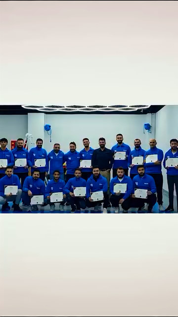 Bowax Academy mezuniyet töreninde adlar okunup herkes sertifikasını alırken araya grubun kendi arasındaki takılmaları ve halı saha maçı giriyor.