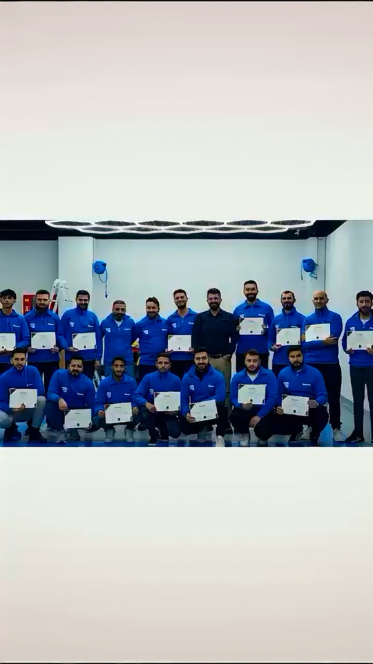 Bowax Academy mezuniyet töreninde adlar okunup herkes sertifikasını alırken araya grubun kendi arasındaki takılmaları ve halı saha maçı giriyor.