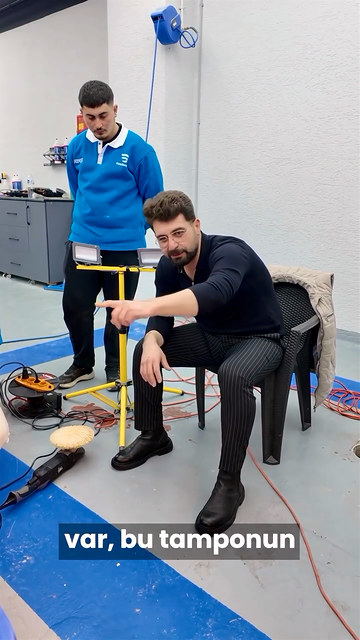 Eğitmenimiz, lift olmadan yapılan pasta cilada kapı ve tampon altlarının atlandığını, işin ancak liftle hakkıyla yapıldığını anlatıyor.