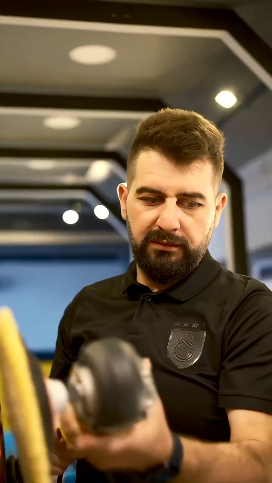 Pasta cila eğitiminin son günlerinde kursiyerlerimiz kaput ve kapıları polisaj makinesiyle işliyor, Lokman İn uygulamaları yerinde kontrol ediyor.