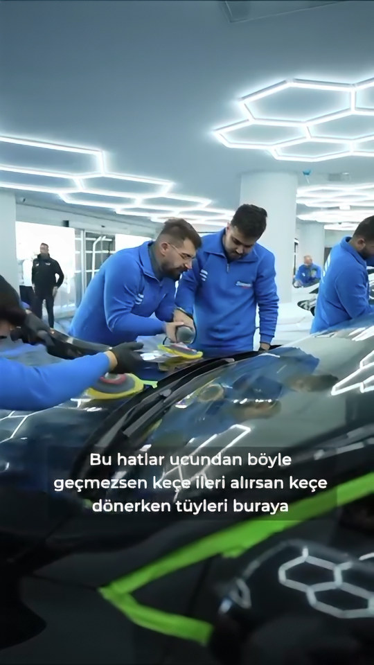 Pasta cilada keçenin panel kenarına fazla ilerletilmesinin boyayı nasıl yaktığını Bowax kurucusu Lokman İn polisaj yaparak gösteriyor.