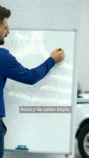 Rotary'de merkezin sabit döndüğünü, dual action'ın silme hareketine dönüş eklediğini Bowax kurucusu Lokman İn tahtaya çizerek makine makine anlatıyor.