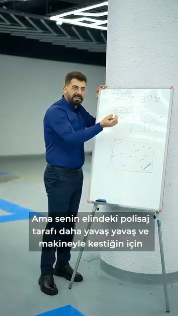 Fön makinesiyle boyayı yakana kadar ısıtsanız da çiziğin gitmeyeceğini, polisajda işi yapanın kesmek olduğunu Lokman İn tahta başında anlatıyor.