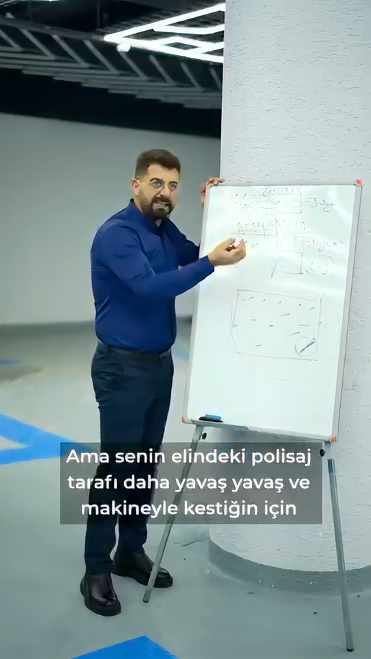 Fön makinesiyle boyayı yakana kadar ısıtsanız da çiziğin gitmeyeceğini, polisajda işi yapanın kesmek olduğunu Lokman İn tahta başında anlatıyor.