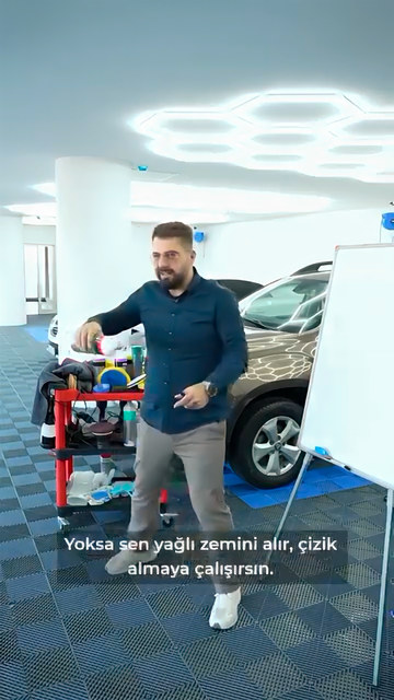 Eğitmenimiz, aynı pastayla bir aracın çizikleri giderilirken diğerinde neden gitmediğini anlatıyor; pasta cilada pastanın çalkalanması şart.