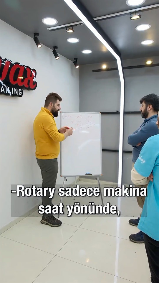 Orbitalin tek yöne silme hareketiyle çalıştığını, dual action'ın buna saat yönünde dönüş eklediğini Lokman İn üç makine tipini sayarak anlatıyor.