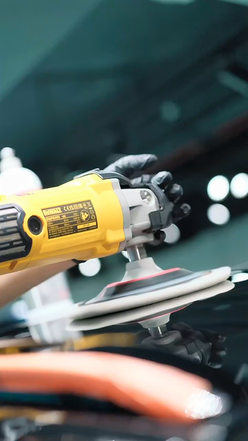 Pasta cila eğitiminde kursiyerlerimiz rotary ve orbital polisaj makineleriyle tavan, kapı ve kaputta panel panel çalışıyor.