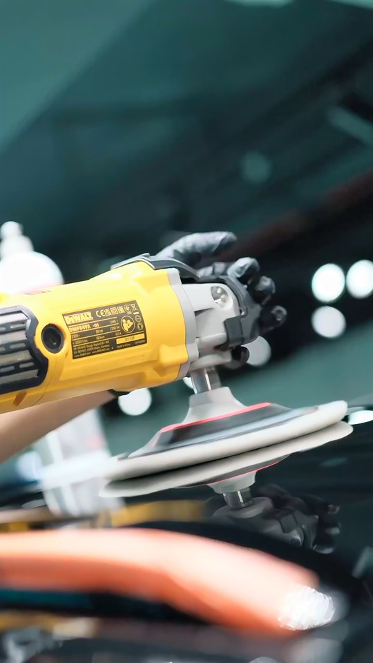 Pasta cila eğitiminde kursiyerlerimiz rotary ve orbital polisaj makineleriyle tavan, kapı ve kaputta panel panel çalışıyor.