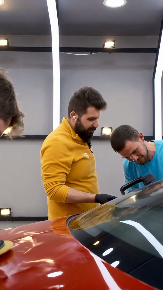 Kursiyerlerimiz aracın tavanını, bagajını ve kapılarını rotary makineyle işlerken Lokman İn onları yerinde yönlendiriyor; pasta cila eğitiminden.