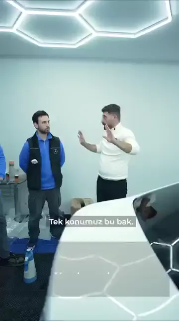 Kaplanan parça değişiyor, mantık değişmiyor. Videodaki cümle şu: "Araba araba, zemin zemin." C sütununda, tavanda, kaputta ya da ön tamponda konu aynı — ürünü zemine giydirmek.

Bu yüzden "ben hiç Lamborghini kaplamadım, o zaman kaplayamam" gibi bir sınır kurulmuyor. Yapabileceğiniz araba sayısı sınırlı, yöntem sınırsız.

Öğrenme süreci araç kullanmaya benzetiliyor: başta her hareketi tek tek düşünürsünüz, sonra hepsi kendi akışına biner.

PPF'te de ilk aşamada düşünerek hareket ediyorsunuz. Pratiğe bindiğinde iş, araca kaç metre malzeme gideceğini hesaplamaya kadar iniyor.