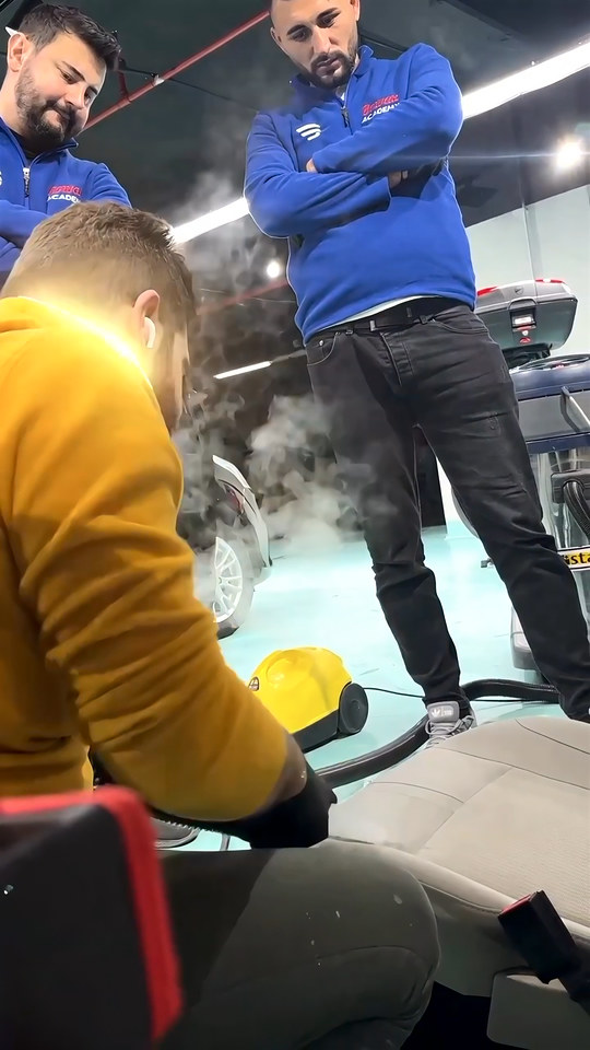 Detaylı iç temizlik eğitimimizde koltukları sökülen araçta tavanı, torpidoyu ve tabanı temizliyor, koltukları buharla yıkıyoruz.