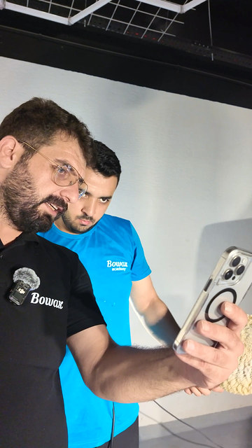 Polisaj makinesinin nasıl yönlendirileceğini Bowax kurucusu Lokman İn, kursiyerimizin kendi çalışmasını kayıttan izletip düzelterek anlatıyor.