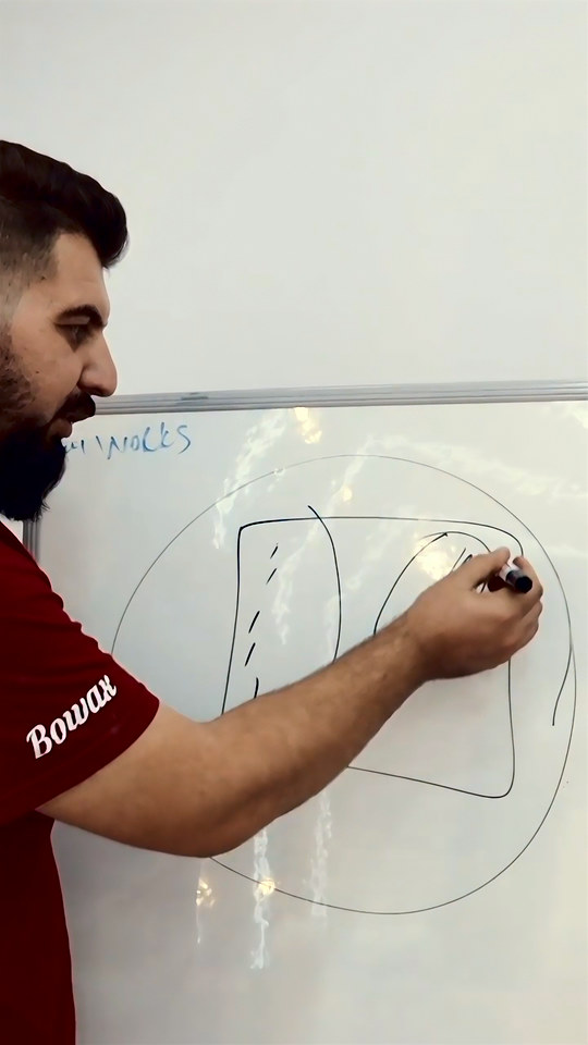 Hem ince hem derin çizik olan bir kaputta derine lokal, kalanına genel pasta cila yapıldığını Bowax kurucusu Lokman İn tahtaya çizerek anlatıyor.