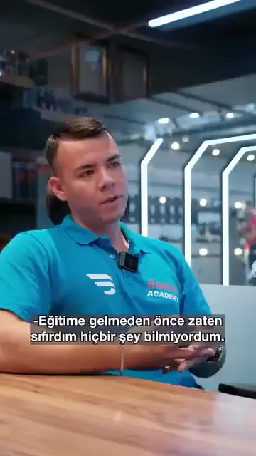 Katılımcılar sırayla masanın başında konuşuyor. Biri başlangıç noktasını hiç süslemiyor: “Eğitime gelmeden önce zaten sıfırdım hiçbir şey bilmiyordum.”

Gelmeden önceki kaygı da anlatılıyor: sosyal medyadaki videoların profesyonel görünmesi, “burası da acaba profesyonel bir yer mi” sorusunu doğurmuş.

Eğitim sonrası anlatılan taraf ise yorgunluk ve pratik üzerine. “Normalde yorulan biri değilim” diyen katılımcı burada yorulduğunu, işin de aslında herkesin yapabileceği bir iş olduğunu söylüyor.

Kapanışta ortak nokta beklenti: “Bugün beklentilerim karşılanmış şekilde geri dönüyorum.”