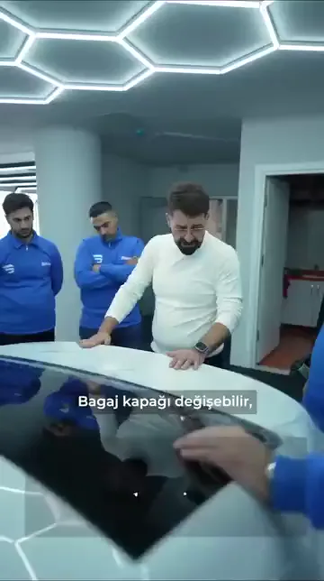 Yönü siz seçmiyorsunuz, aracın yapısı belirliyor. Bagaj kapağı da tampon da değişebilir; değişmeyen tek şey filme mukavemet sağlayacak yön.

Bir noktaya oturttuğunuzda başka bir yer pot kalıyorsa, malzemeyi oraya doğru daha çok çekmek çözüm değil. Yapılması gereken malzemeyi yüzeye giydirmek; videodaki ifadeyle konu giydirmekten başlıyor.

Tamponda aşağı doğru bir yön olmadığı özellikle söyleniyor. Yanlış yönde çekilen film oturmuş gibi görünüyor ama kesimden sonra geri kalkıyor.

"Her yaptığınızda geri kalkıyor" şikâyetinin cevabı çoğu zaman elde değil, yönde.