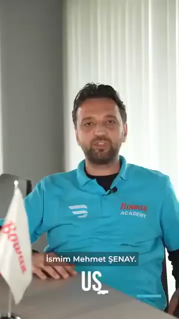 Mehmet Şenay kendini ticaret lisesi mezunu, muhasebe okumuş ve otomotiv ticaretiyle uğraşan biri olarak tanıtıyor. Sektöre girmek için arayışa girmiş, seramik kaplama ve detaylı iç temizlik eğitimi için başvurmuş.

Birinci günü kendi cümleleriyle anlatıyor: polisaj makinesini eline aldığında "bu makineyi nasıl çalıştıracağım, nasıl bu uygulamayı yapacağım" ve araca zarar verme korkusu var.

Son gün aynı kişi "Artık beni bırakın ben kendim yapabilirim" diyor, yanında durulmasına gerek olmadığını söylüyor.

Planı da net: hâlihazırdaki dükkânını bu iş üzerine çevirmek, sonrasında PPF, renkli kaplama ve cam filmiyle devam etmek.