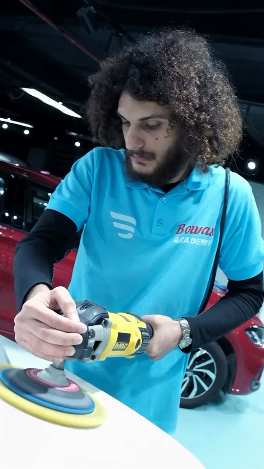 Kursiyerlerimiz rotary polisaj makinesiyle kaputta, çamurlukta ve kapı kenarlarında çalışıyor; Bowax Academy pasta cila eğitiminden bir kayıt.