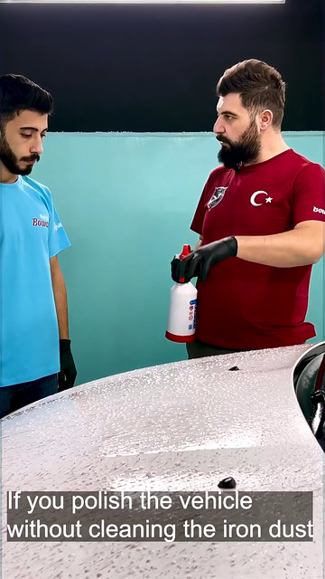 Demir tozu temizlenmeden polisaja başlanırsa ısınan yüzeyde demir parçacıklarının verniğe işleyip boyaya kalıcı zarar verdiğini Lokman İn anlatıyor.