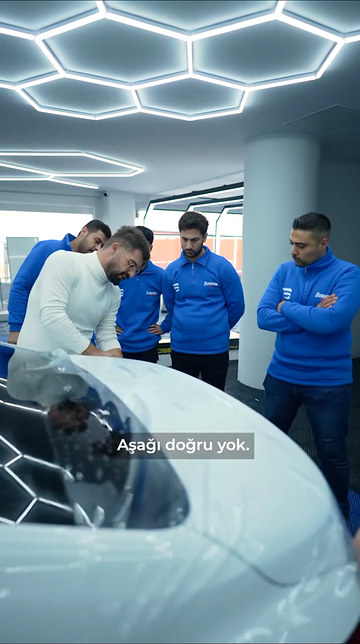 Bagaj kapağına PPF uygulanırken filmin çekiliş yönünün neden aracın yapısına göre seçildiğini eğitmenimiz uygulamada gösteriyor.
