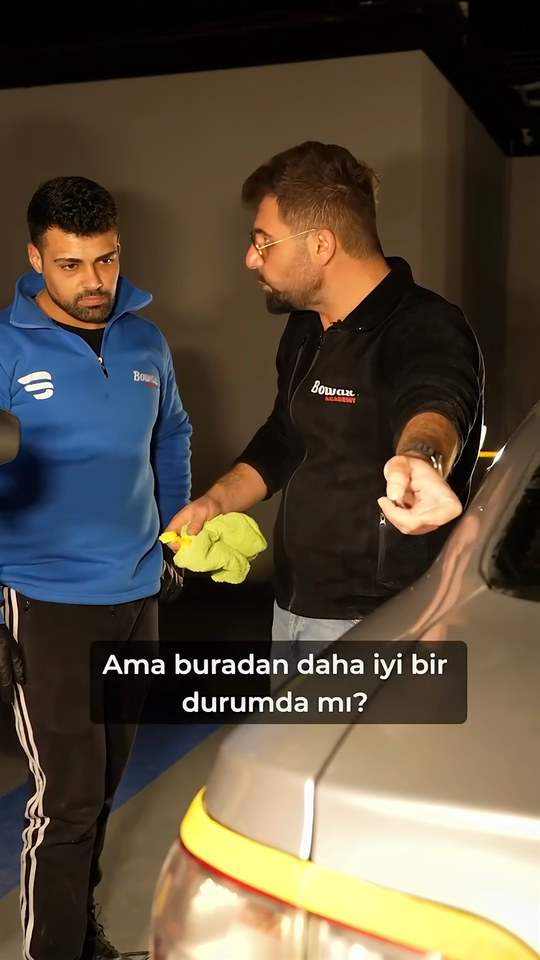 Makine kullanmadan bezle çalışarak bir çiziği alan Lokman İn, pasta cilada çizik gidermenin ısıyla ilgisi olmadığını kursiyerlerimize gösteriyor.
