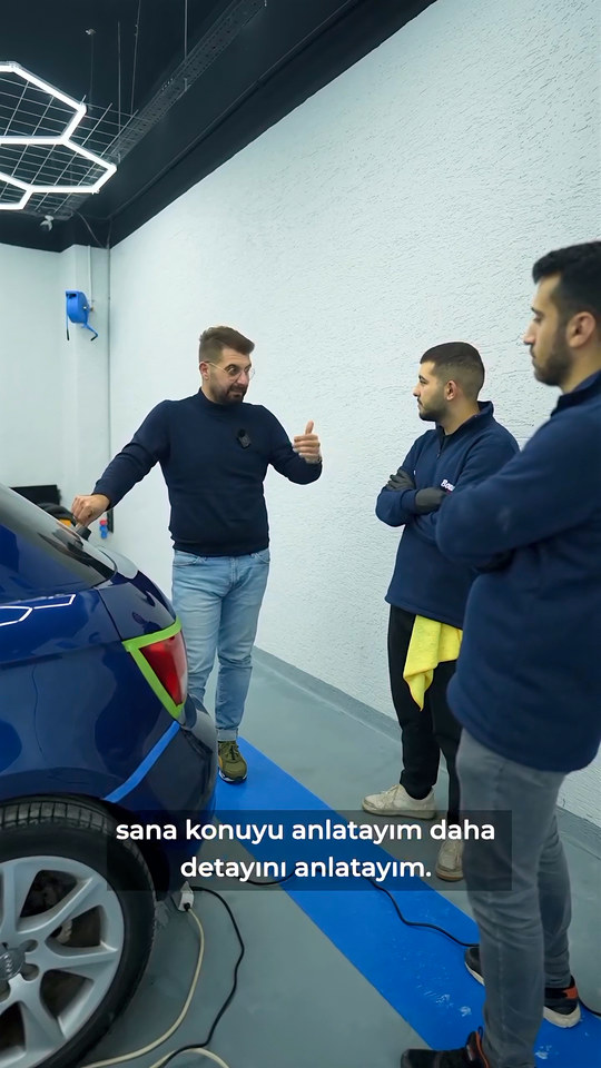 Eğitmenimiz, polisajda çiziğin ısıyla gittiği düşüncesinin neden yanlış olduğunu ve çıkan ısının riski nasıl artırdığını kursiyerlerimizle konuşuyor.