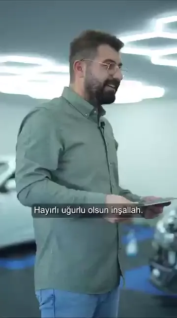 Belgeler dağıtılırken eğitmen bir yanlış anlamayı düzeltiyor: bu bir takdir belgesi değil. Kendi cümlesiyle, “Sadece işi öğrendiğinin belgesi.”

Salonda isimler sırayla okunuyor; belgesini alan kişi teşekkür ediyor, karşılığında “biz de teşekkür ederiz” geliyor.

Atölyenin içinde, araçların yanında yapılan törende havayı ağırlaştıran bir tören dili yok; sıradaki isim okunurken kısa şakalar da araya giriyor.

Belgenin anlamı böylece net kalıyor: öğrenilen işin kaydı, bir ödül değil.