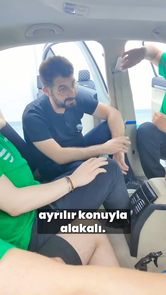 Bowax kurucusu Lokman İn, detaylı temizlik ve pasta cilanın PPF ve renkli kaplamanın temeli olduğunu kursiyerlerimize anlatıyor.