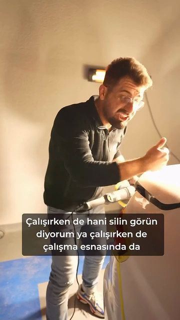 Polisajda bakışın makinenin hangi tarafında olması gerektiğini ve pastayı geri çekerken çiziğin nasıl görüldüğünü Lokman İn uygulamada gösteriyor.