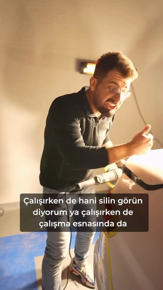 Polisajda bakışın makinenin hangi tarafında olması gerektiğini ve pastayı geri çekerken çiziğin nasıl görüldüğünü Lokman İn uygulamada gösteriyor.