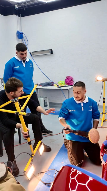 Araç sahibi rolüne giren Lokman İn, pasta cila eğitimindeki kursiyerimizden lift olmadan kapı altı ve marşpiyeldeki çizikleri almasını istiyor.