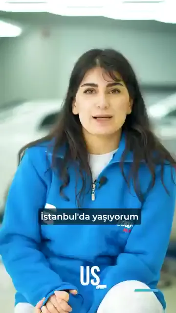Özge, İstanbul'da yaşıyor ve antrenörlük yapıyor. Yolda araç kaplayanları gördükçe aklına takılan soru ekranda da duruyor: "Kadın yapamaz mı?"

PPF eğitimi için gelmiş ve eğitimin ilk günündeymiş. O ilk günü "daha bir şey öğrenmedim, yapamayacağımı öğreniyorum" diye anlatıyor; ardından hepsini öğrenmek istediğini söylüyor.

Mesleki geçmişiyle bu iş arasında bağ kurmuyor, merakla kuruyor: "Sadece ama ben arabaları seviyorum."

Çağrısı da buradan geliyor: hangi meslekten olursa olsun, isteyen gelip bir adım atsın.