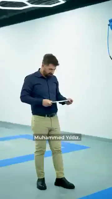 İsimler tek tek okunuyor, çağrılan katılımcı öne çıkıyor ve belgesini alıyor. Her isimde “hoş geldin” ve “hayırlı olsun” tekrar ediyor.

Ara ara tören şakaya dönüyor: bir önceki günkü halı saha maçı, kimin iyi oynadığı, kimin saçının yerinde olduğu araya giriyor.

Katılımcıların bir kısmının kendi işini yaptığı da konuşmanın içinden anlaşılıyor; esnaflık üzerine kısa bir laf atışması yapılıyor.

Belgeyi alan sıraya geri dönüyor, sıradaki isim okunuyor; tören bu düzende ilerliyor.