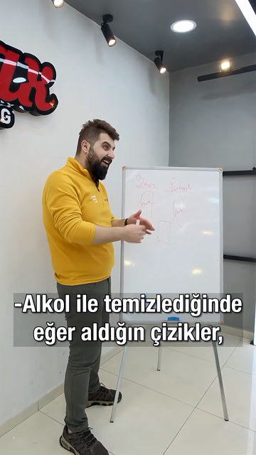İki çeşit pasta olduğunu söyleyen Bowax kurucusu Lokman İn, polisaj yapılan noktayı alkolle silip çiziklerin geri gelip gelmediğine bakan testi anlatıyor.