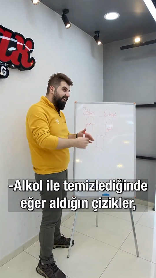 İki çeşit pasta olduğunu söyleyen Bowax kurucusu Lokman İn, polisaj yapılan noktayı alkolle silip çiziklerin geri gelip gelmediğine bakan testi anlatıyor.